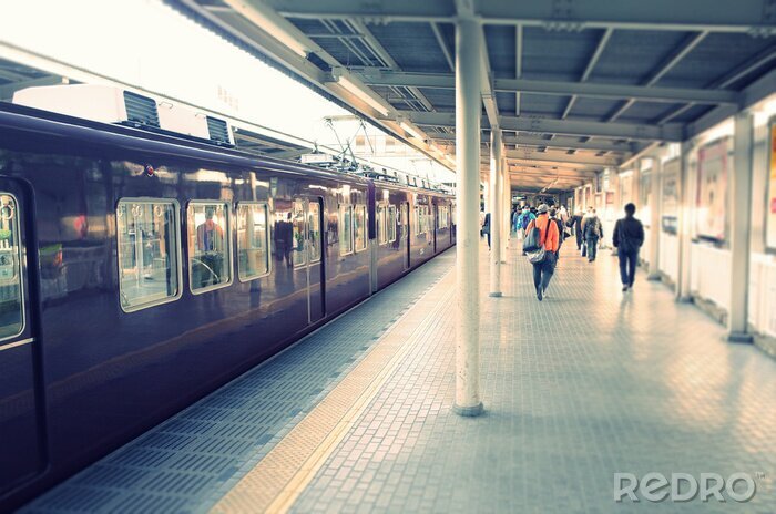 Fototapete Menschen auf dem Bahnsteig am Bahnhof