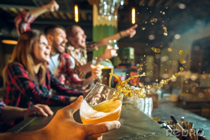 Fototapete Menschen trinken Bier an der Bar