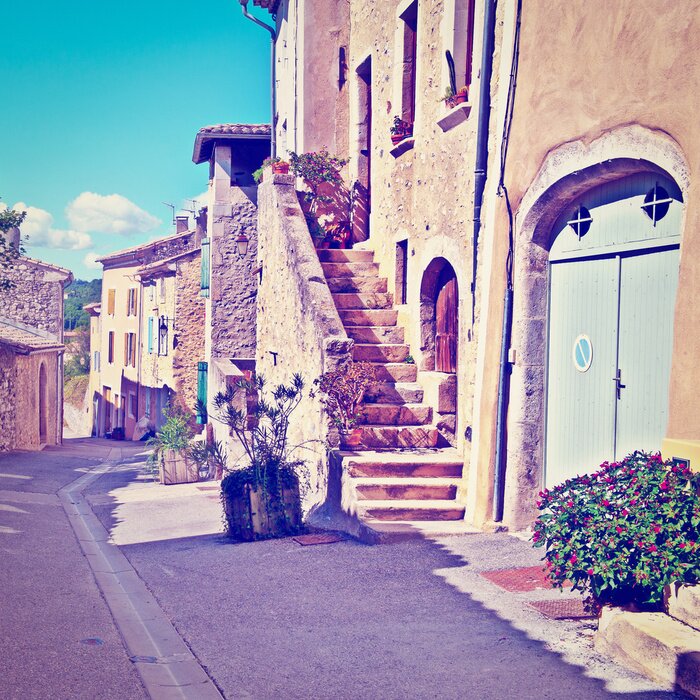 Fototapete Menschenleere Straße mit Häusern