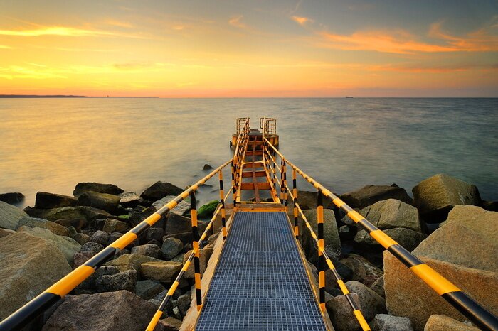 Fototapete Metallsteg auf Felsen