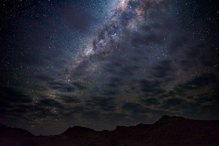 Fototapete Milchstraßenbogen, Sterne im Himmel, die Namibische Wüste in Namibia, Afrika.