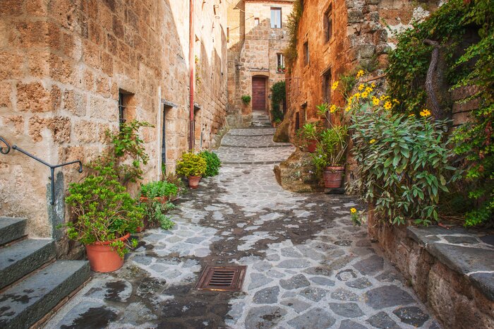 Fototapete Mit Blumen geschmückte Gasse