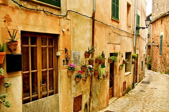 Fototapete Mit Blumen geschmücktes Mietshaus