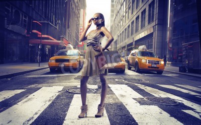 Fototapete Model mit Taxis im Hintergrund