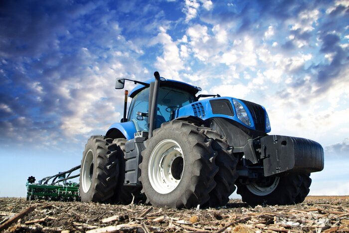 Fototapete Moderner blauer Traktor auf dem Feld
