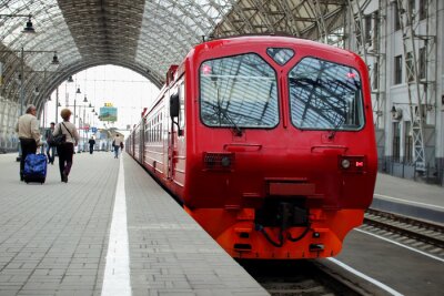Fototapete Moderner roter Zug bei Bahnsteig