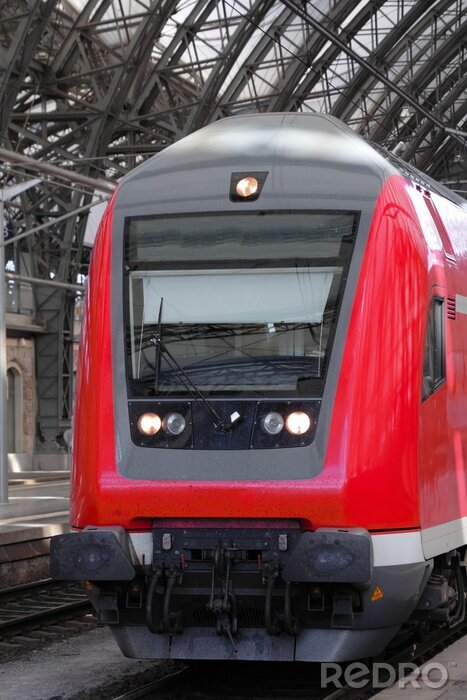 Fototapete Moderner roter Zug in Bahnstation
