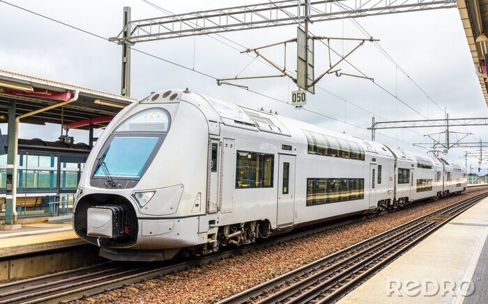 Fototapete Moderner Zug am Bahnhof in Schweden