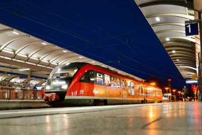Fototapete Moderner Zug bei deutscher Bahnstation