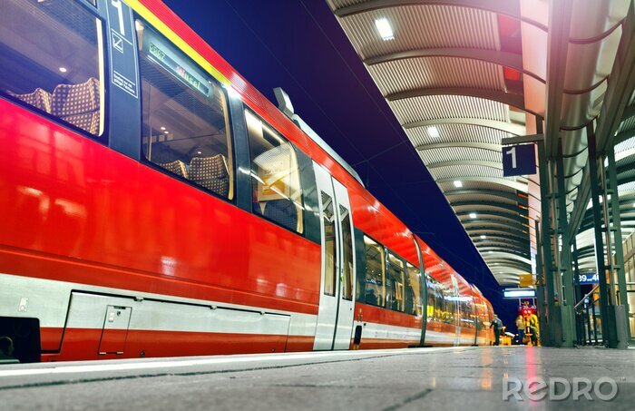 Fototapete Moderner Zug bei menschenleerem Bahnsteig