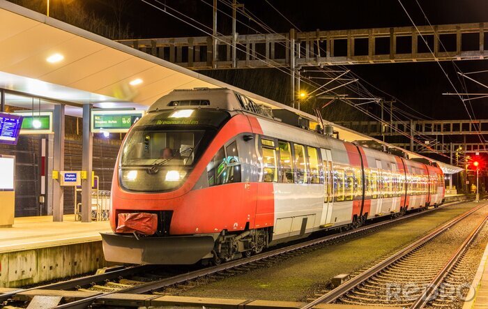 Fototapete Moderner Zug bei österreichischer Bahnstation
