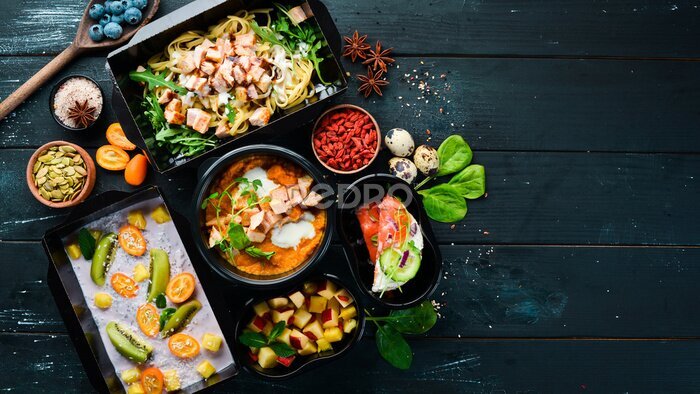 Fototapete Modernes Geschirr auf einem Holztisch