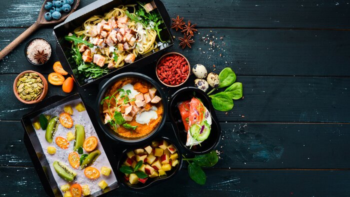 Fototapete Modernes Geschirr auf einem Holztisch