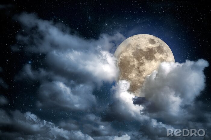 Fototapete Mond schaut hinter flauschigen Wolken hervor