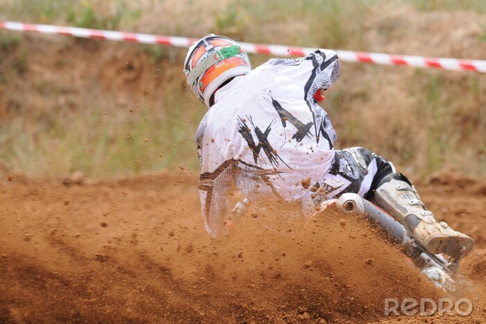 Fototapete Motocross auf der Strecke im Schlamm