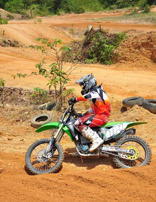 Fototapete Motocross auf sandigem Boden