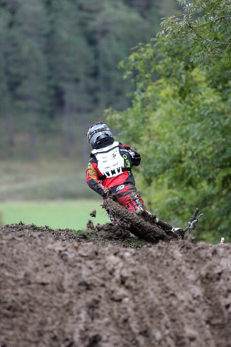 Fototapete Motocross hinter einem Hügel