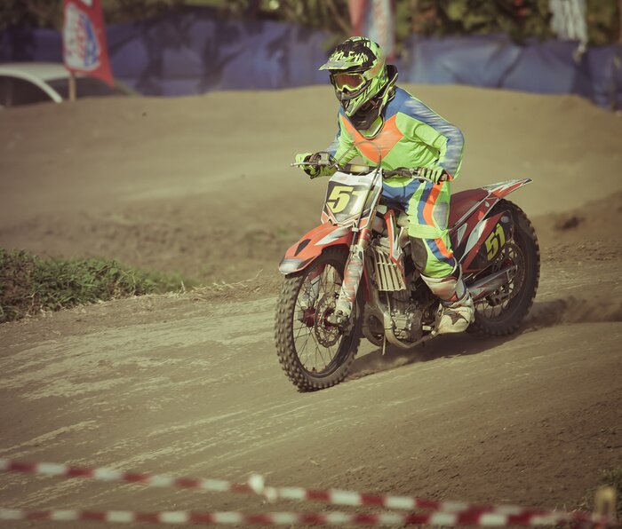 Fototapete Motocross vor der Ziellinie