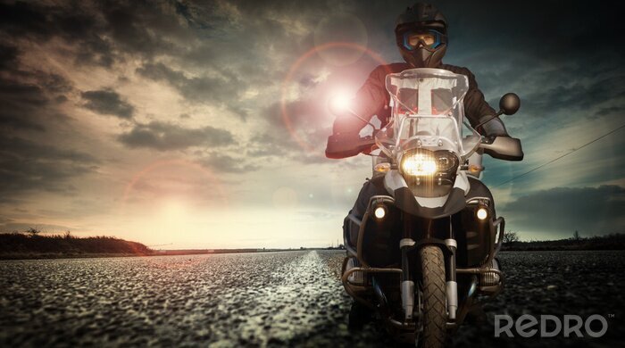 Fototapete Motorrad auf einer dunklen Straße