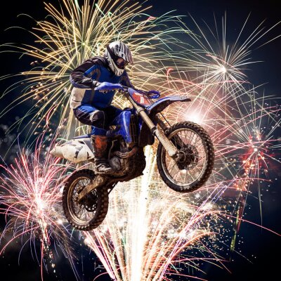 Motorrad mit Feuerwerk im Hintergrund