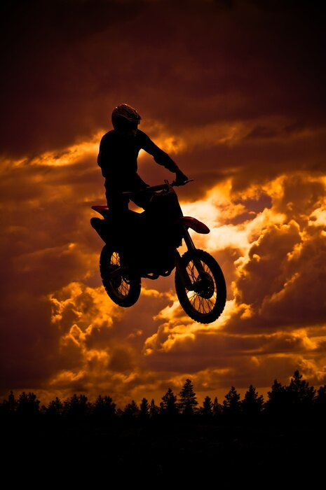 Fototapete Motorrad und Sonne hinter den Wolken