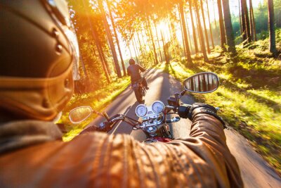 Fototapete Motorradfahrer fahren durch den Wald