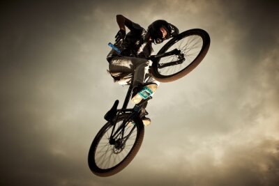 Fototapete Mountainbike in der Luft