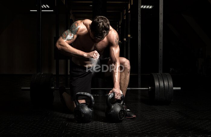 Fototapete Muskelbepackter Mann, der Gewichte hebt