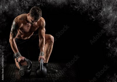 Fototapete Muskelbepackter Sportler, der mit einer Girja trainiert