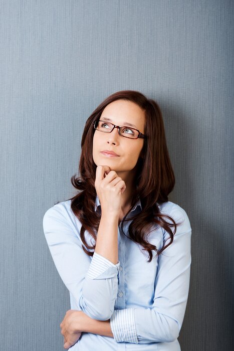 Fototapete Nachdenkliche Frau lehnt an der wand