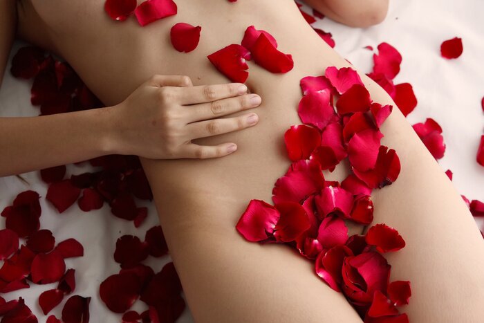 Fototapete Nackte Frau in Rosenblättern