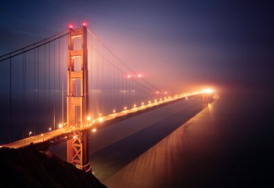 Nächtliche Brücke im Nebel
