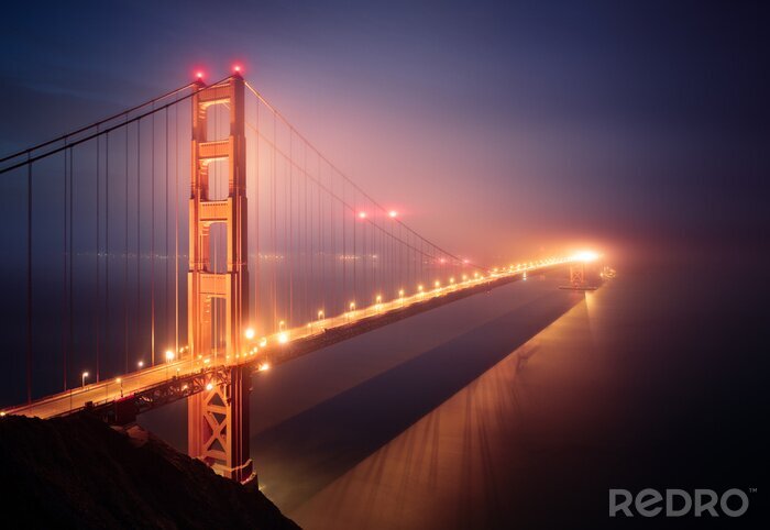 Fototapete Nächtliche Brücke im Nebel