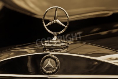 Fototapete Nahaufnahme des Logos von Mercedes