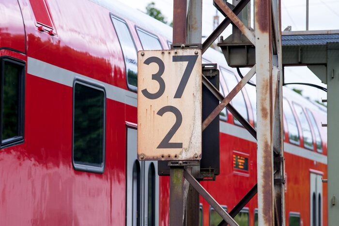 Fototapete Nahaufnahme vom roten Zug