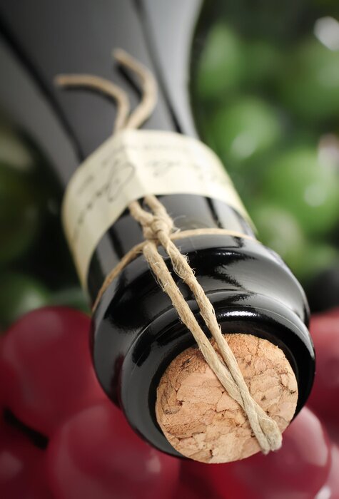 Fototapete Nahaufnahme von zugekorkter Weinflasche