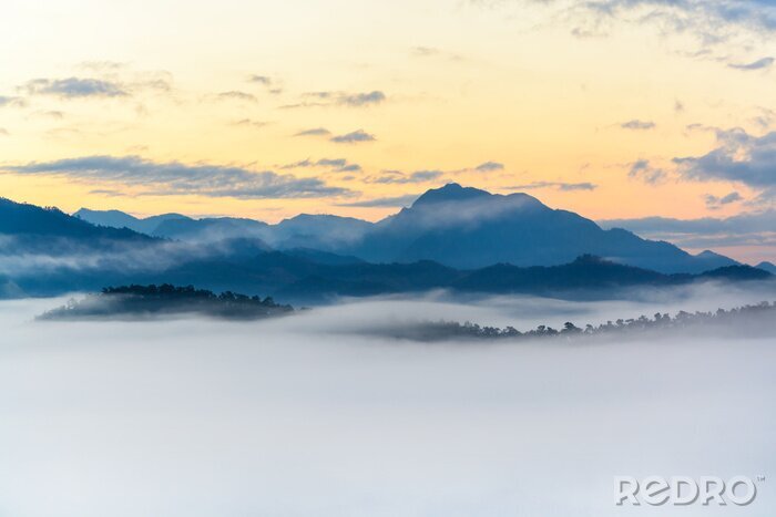Fototapete Nebel an den Berggipfeln