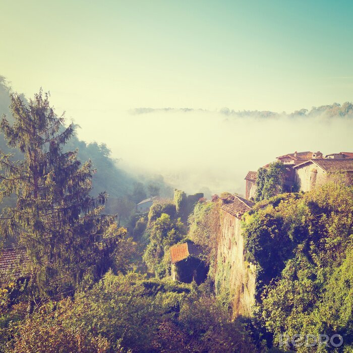 Fototapete Nebliger Morgen in einem Bergdorf