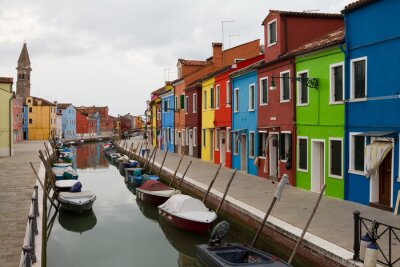 Fototapete Niedrige bunte Häuser am Kanal