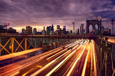 Fototapete Night car traffic on Brooklyn Bridge in New York City