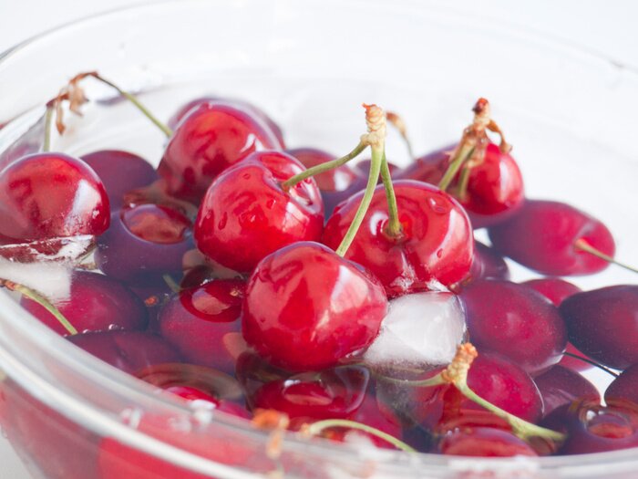 Fototapete Obst Kirschen mit Eiswürfeln