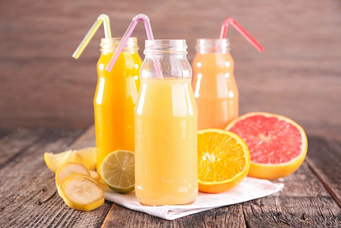 Fototapete Obstgetränke in Flaschen