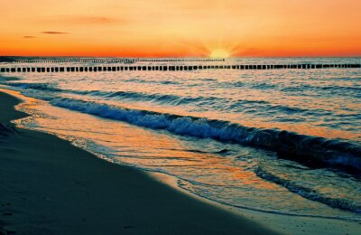 Fototapete Orangefarbener Sonnenuntergang am Meer