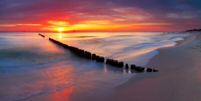 Fototapete Orangefarbener Sonnenuntergang am polnischen Meer