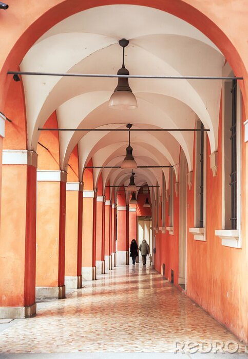 Fototapete Orangenfarbene Säulen im Durchgang