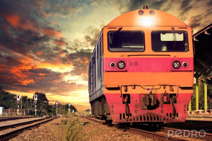 Fototapete Orangenfarbener Zug am Abend