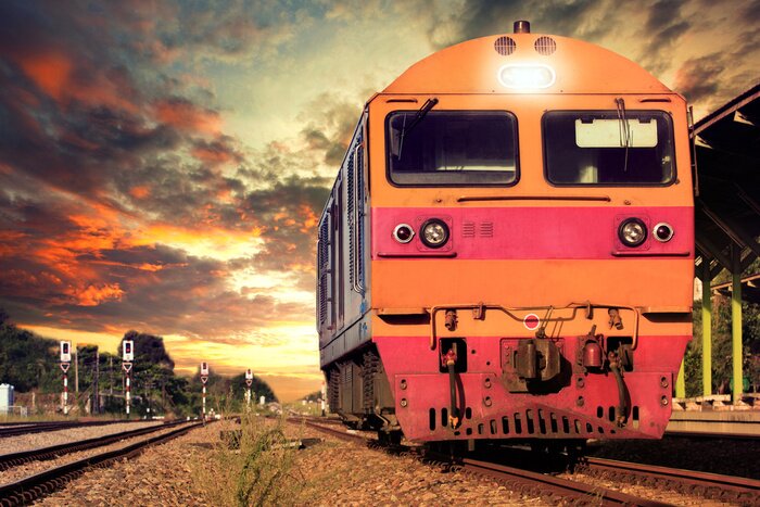 Fototapete Orangenfarbener Zug am Abend