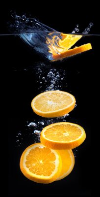 Orangenscheiben im Wasser
