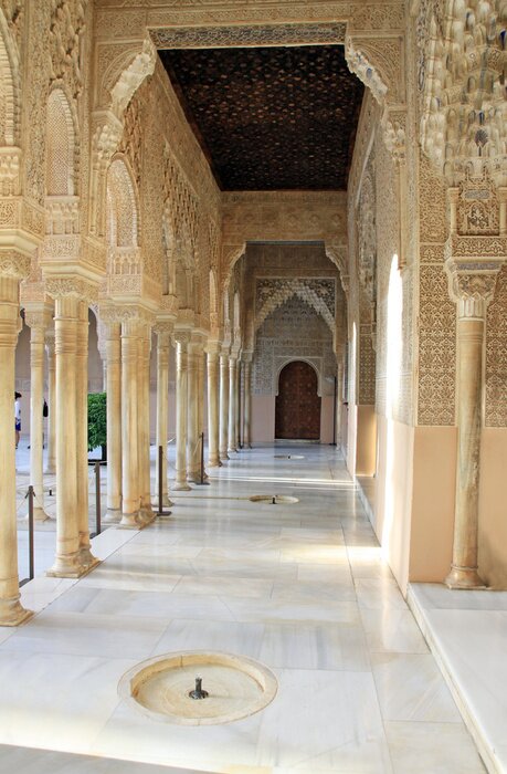 Fototapete Orientaler Säulengang mit kleinen Brunnen