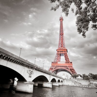 Originelle Architektur und Farben des Eiffelturms